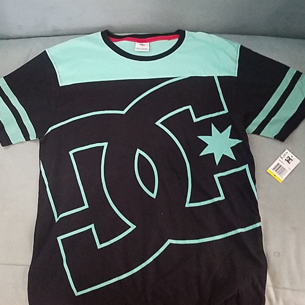DC trademark short-leave shirt